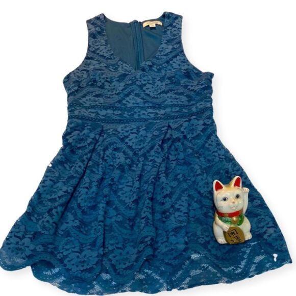 Francesca’s Teal / Turquoise /  Blue Lace Sleeveless Flowy Top - Picture 1 of 14